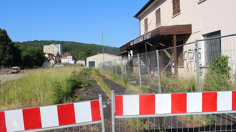 Das Bahnhofsgeb&auml;ude in Bad Br&uuml;ckenau verf&auml;llt im Laufe der Jahre immer mehr.