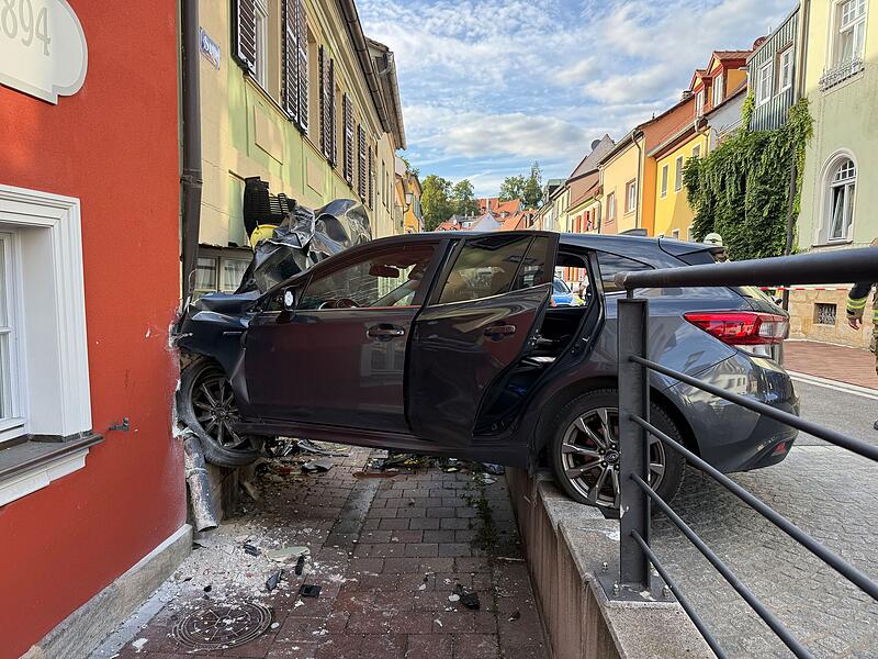 Auto durchbohrt Hauswand und bleibt stecken: Unfall hinterlässt massive Verwüstung in Bamberger AltstadtSandkerwa 2026 - warum Gäste aus der ganzen Welt kommen Auto durchbohrt Hauswand und bleibt stecken: Unfall hinterlässt massive Verwüstung in Bamberger AltstadtSandkerwa 2026 - warum Gäste aus der ganzen Welt kommen