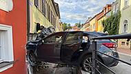 Auto durchbohrt Hauswand und bleibt stecken: Unfall hinterl&auml;sst massive Verw&uuml;stung in Bamberger AltstadtSandkerwa 2026 - warum G&auml;ste aus der ganzen Welt kommen