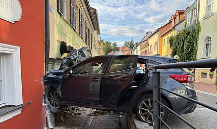 Auto durchbohrt Hauswand und bleibt stecken: Unfall hinterl&auml;sst massive Verw&uuml;stung in Bamberger AltstadtSandkerwa 2026 - warum G&auml;ste aus der ganzen Welt kommen