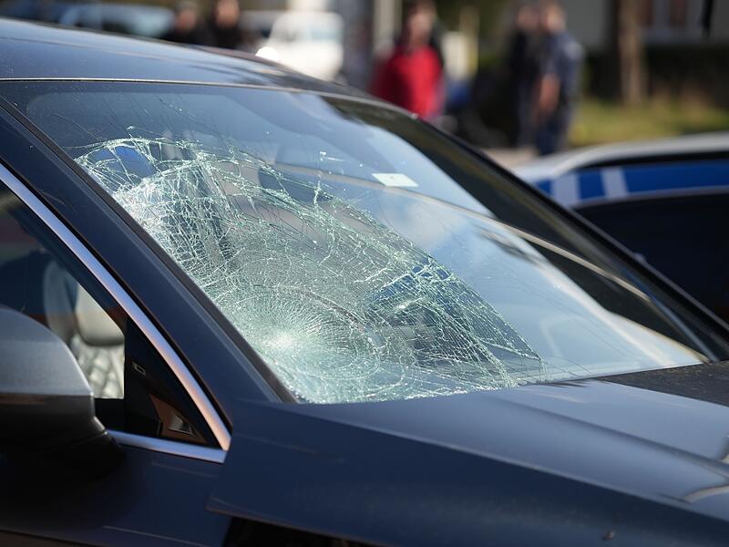 Schwerer Verkehrsunfall in Kreuzungsbereich: Audi kollidiert mit Fahrradfahrer