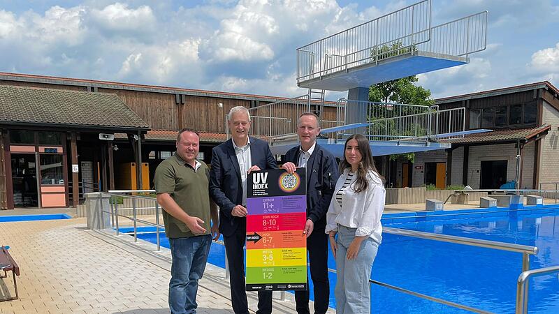 Pünktlich zum Saisonstart beteiligt sich das Freibad Eltmann an der Kampagne für mehr Sonnenschutz: (v.l.) Sebastian Schilling (Beauftragter für das Freibad), AOK-Direktor Frank Dünisch, Bürgermeister Michael Ziegler und Zara Öztürk von der AOK Sc... Pünktlich zum Saisonstart beteiligt sich das Freibad Eltmann an der Kampagne für mehr Sonnenschutz: (v.l.) Sebastian Schilling (Beauftragter für das Freibad), AOK-Direktor Frank Dünisch, Bürgermeister Michael Ziegler und Zara Öztürk von der AOK Sc...