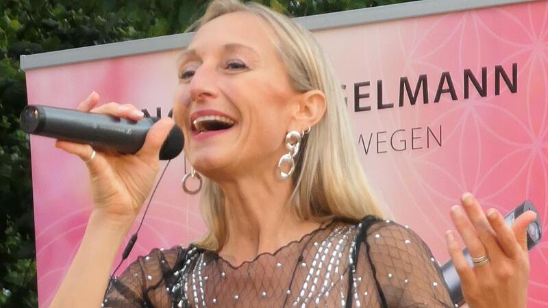 Schlagersängerin Angela Engelmann aus Fürth riss das Publikum in Marienweiher mit.