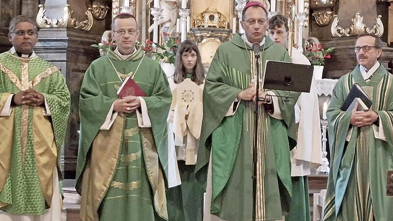 Sie feierten den Erntedankgottesdienst (von links): Vikar Lijoy Jakob, Mykola Petro Luchok, Erzbischof Gössl und Pfarrer Walter Ries.