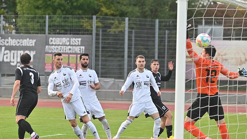 Wenige Sekunden nach seiner Einwechslung war Routinier Daniel Sam mit dem Kopf zur Stelle und erzielte den 2:2-Ausgleich. Wenige Sekunden nach seiner Einwechslung war Routinier Daniel Sam mit dem Kopf zur Stelle und erzielte den 2:2-Ausgleich.