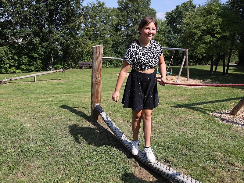 Emma Rödel balanciert auf dem Seil. Auch für ältere Kinder gibt es noch interessante Stationen.