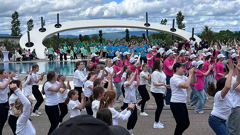 Die Nachwuchstänzer aus Mittelfranken mit weißen T-Shirts und schwarzen Hosen bei ihrem Auftritt im ZDF-Fernsehgarten: Eine Mädchen aus Weisendorf tanzt mit.
