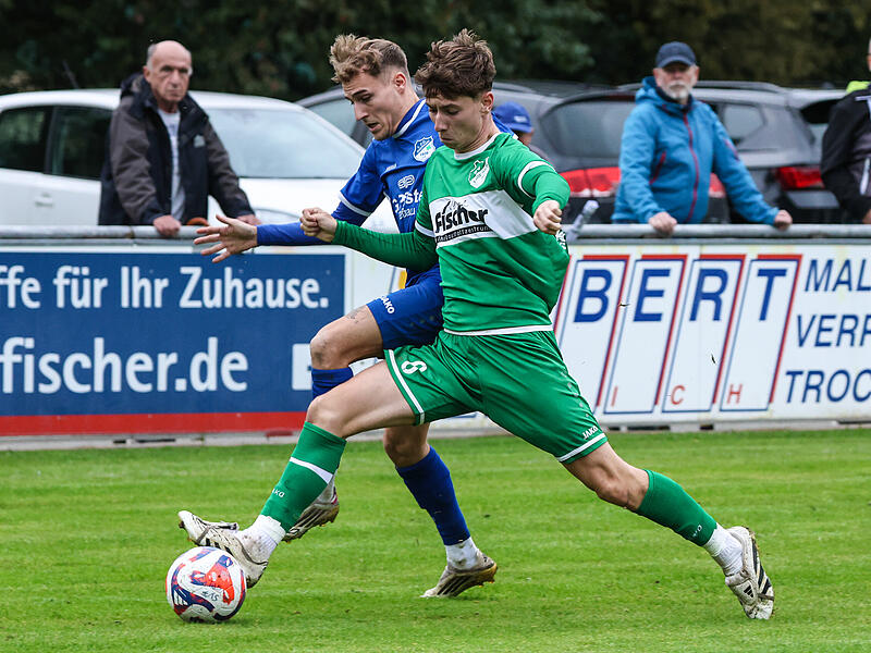 Friesens Kilian Krug (grünes Trikot) holte in der Abwehr gegen Tim Dotterweich den Ball und erzielt in der 86. Spielminute den Siegtreffer für den Gastgeber.