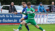 Friesens Kilian Krug (grünes Trikot) holte in der Abwehr gegen Tim Dotterweich den Ball und erzielt in der 86. Spielminute den Siegtreffer für den Gastgeber.