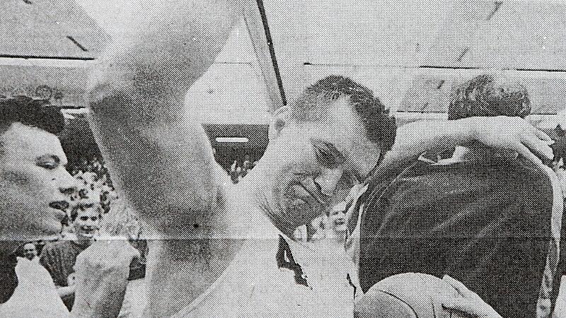 Nach dem Pokalsieg 1992 mit dem TTL Basketball Bamberg sichert sich Zoran Sretenovic den Spielball als Souvenier. Am Donnerstag starb der Serbe in Belgrad an den Folgen eines Herzinfarktes. Nach dem Pokalsieg 1992 mit dem TTL Basketball Bamberg sichert sich Zoran Sretenovic den Spielball als Souvenier. Am Donnerstag starb der Serbe in Belgrad an den Folgen eines Herzinfarktes.