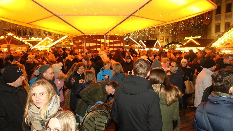 In Coburg ist oft viel los – unser Bild zeigt aktuell den Weihnachtsmarkt. Doch speziell auf diversen Internet-Foren wird regelmäßig über Coburg geschimpft und das Gegenteil behauptet. In Coburg ist oft viel los – unser Bild zeigt aktuell den Weihnachtsmarkt. Doch speziell auf diversen Internet-Foren wird regelmäßig über Coburg geschimpft und das Gegenteil behauptet.