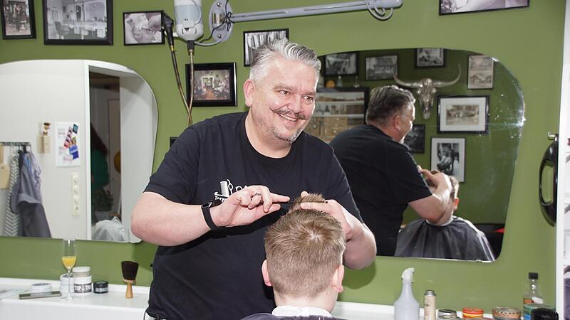 In dritter Generation betreibt Volkmar Greb den Trendsalon Greb in Untersteinbach, der jetzt 96-jähriges Bestehen feiern konnte. Sohn Vincent will gleich nochmal los und lässt sich von Papa schnell nachstylen.