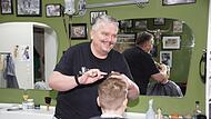 In dritter Generation betreibt Volkmar Greb den Trendsalon Greb in Untersteinbach, der jetzt 96-jähriges Bestehen feiern konnte. Sohn Vincent will gleich nochmal los und lässt sich von Papa schnell nachstylen.