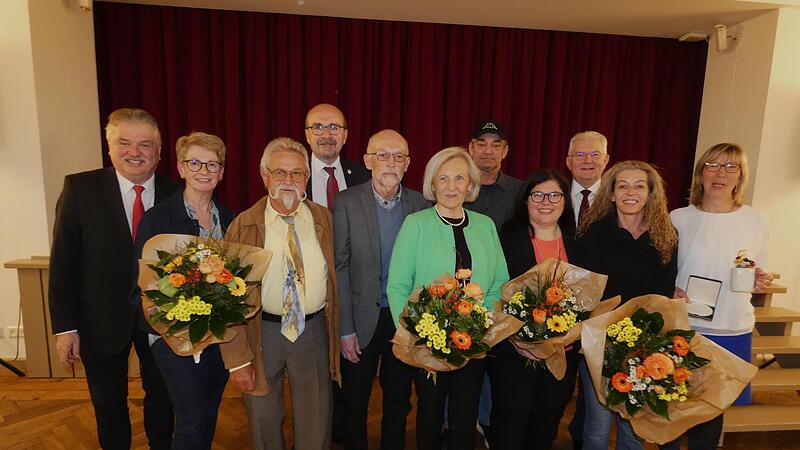 Die Gemeinde Harsdorf zeichnete bei ihrem ersten Ehrenabend verdiente Persönlichkeiten aus. Die Gemeinde Harsdorf zeichnete bei ihrem ersten Ehrenabend verdiente Persönlichkeiten aus.