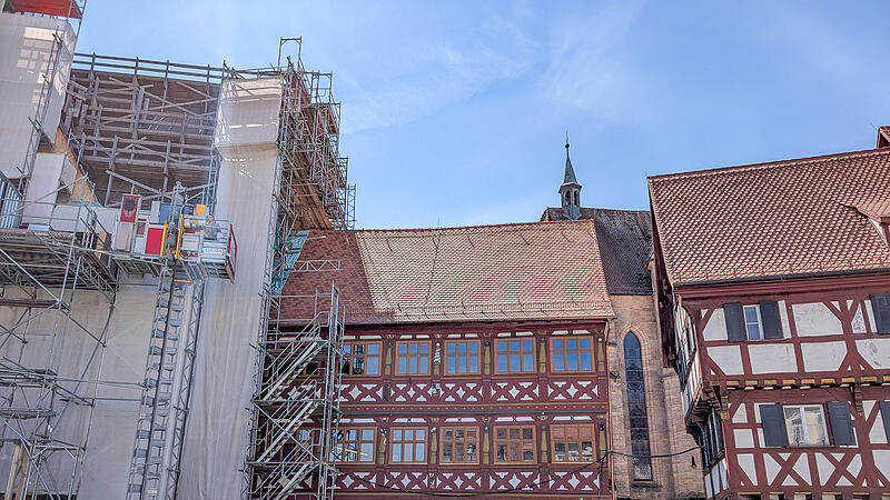 Am Magistratsbau des historischen Rathauses ist das Ger&uuml;st weg, endlich ist die frisch restaurierte Fassade wieder sichtbar. Links am Hauptgeb&auml;ude wird es noch dauern, bis die Einr&uuml;stung fallen wird.