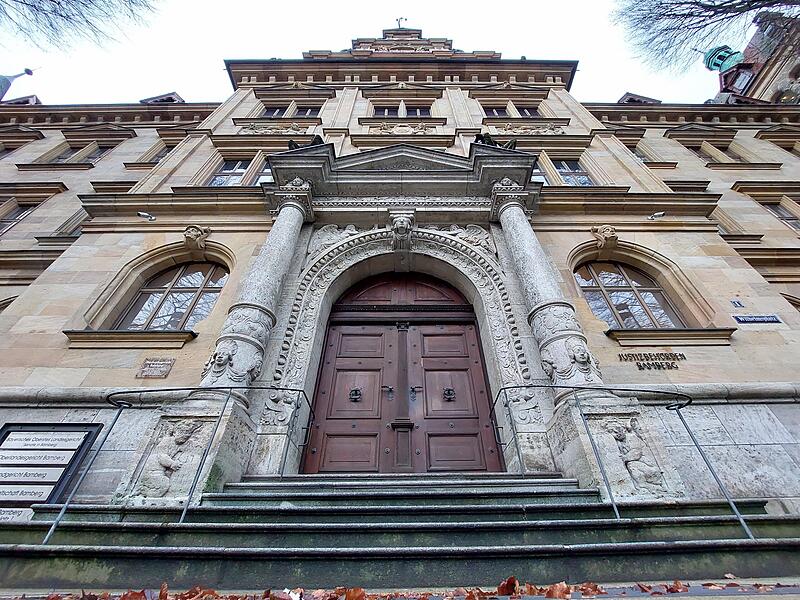 Im Fall des tragischen Baumunglücks in Weißenohe, bei welchem 2023 ein Achtjähriger gestorben ist, geht der Prozess in die nächstinstanzliche Runde am Landgericht Bamberg weiter: Nach der Verurteilung vor dem Amtsgericht Forchheim legt der Grundstückseigentümer Berufung ein.