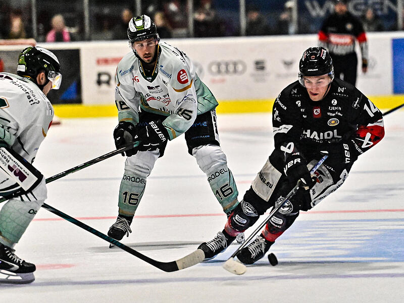 Brendan Harrogate (Mitte) schaut hinterher, wie Sascha Maul (rechts) davonzieht. Der Ex-Passauer und die Alligators verloren bei den Black Hawks.