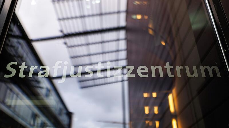 Geduldiges Warten war am Landgericht Würzburg gefragt zum Auftakt des Prozesses um eine Entführung in Karlstadt.