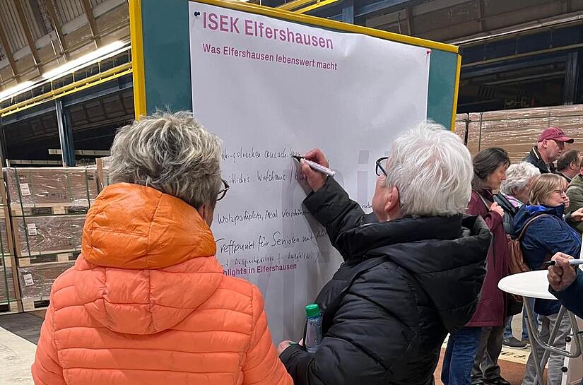 An Schreibtafeln konnten die Einheimischen ihre Wünsche notieren.