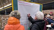 An Schreibtafeln konnten die Einheimischen ihre W&uuml;nsche notieren.