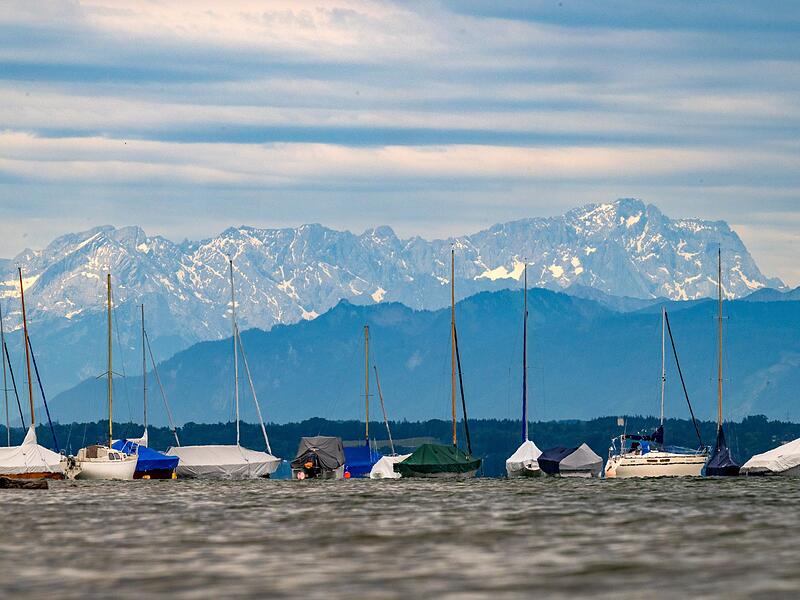 Boote vor Starnberger See vor Alpenkulisse Boote vor Starnberger See vor Alpenkulisse
