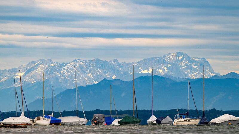 Boote vor Starnberger See vor Alpenkulisse