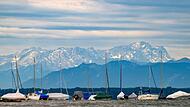 Boote vor Starnberger See vor Alpenkulisse