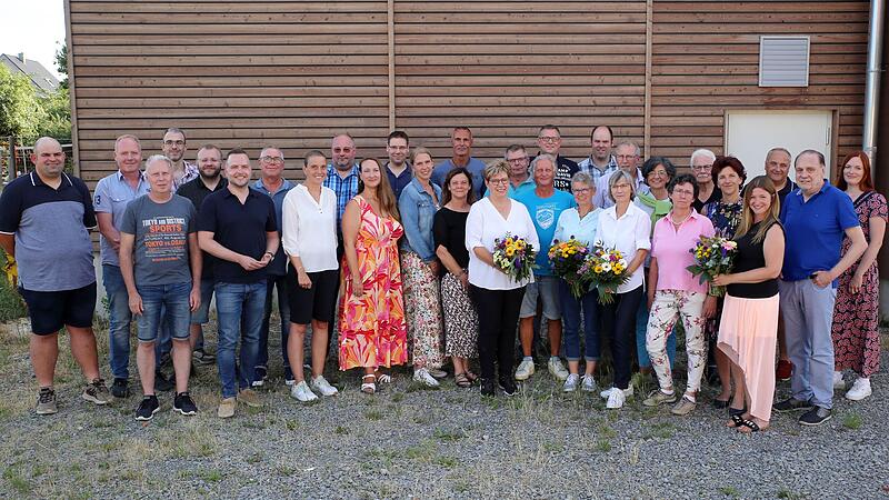 Bei der Jubilarfeier der Firma Kräuter Mix wurden zahlreiche Mitarbeiterinnen und Mitarbeiter für ihre lange Betriebszugehörigkeit geehrt.