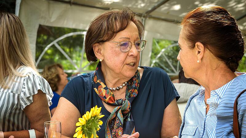 Karin Renner (links) wie sie bekannt ist: Im Gespr&auml;ch mit Menschen, den Menschen zugewandt.