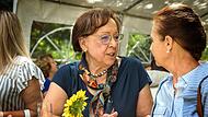 Karin Renner (links) wie sie bekannt ist: Im Gespr&auml;ch mit Menschen, den Menschen zugewandt.