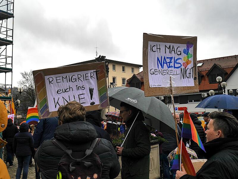 Klare Aussagen gegen rechts hielten die Demonstranten in Bad Br&uuml;ckenau in die H&ouml;he.