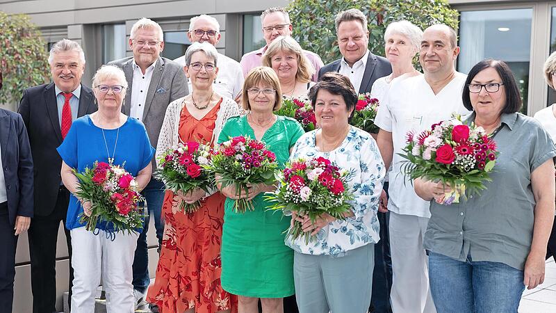 Das Bild zeigt die Geehrten zusammen mit (von links) Gesch&auml;ftsf&uuml;hrerin Brigitte Angermann, Landrat Klaus Peter S&ouml;llner und Personalratsvorsitzendem Frank Wilzok sowie OB Ingo Lehmann (F&uuml;nfter von rechts).