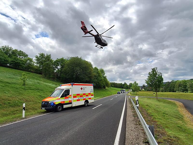 Vater und Sohn verunglücken bei Motorradunfall bei Zeitlofs Auf dem Weg zum TÜV sind Vater und Sohn mit dem Motorrad verunglückt.
