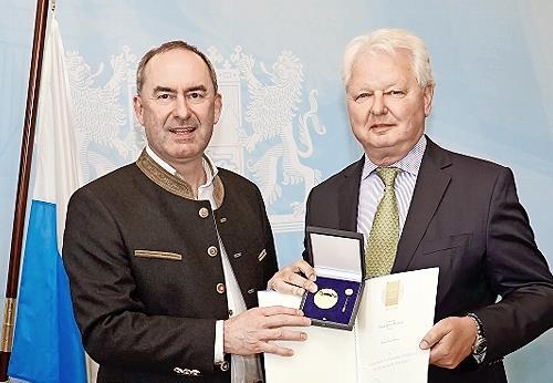 Wirtschaftsminister Hubert Aiwanger (links) &uuml;berreichte die Verdienstmedaille an Frank W&ouml;hner am Dienstag in M&uuml;nchen.