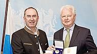 Wirtschaftsminister Hubert Aiwanger (links) &uuml;berreichte die Verdienstmedaille an Frank W&ouml;hner am Dienstag in M&uuml;nchen.