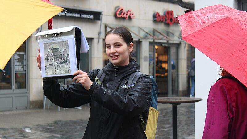 Stadtführerin Hannah Prechsl nimmt die Besucherinnen und Besucher mit in die Zeit der Hexenverfolgung.