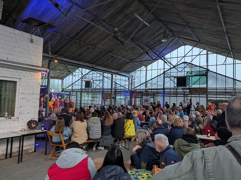 Die Halle ist voll: Viele Interessierte waren zur Vorstellung des Blauen Eumel und gleichzeitig Eröffnung des Geländes gekommen. Die Halle ist voll: Viele Interessierte waren zur Vorstellung des Blauen Eumel und gleichzeitig Eröffnung des Geländes gekommen.