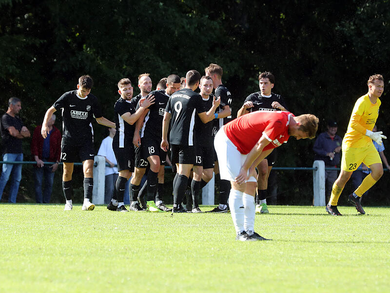 Der R&uuml;ckzug des FC Strullendorf l&auml;sst die Mannschaften im Bezirksliga-Keller aufatmen. Hier jubelt hingegen der TSV Schammelsdorf, nachdem Jan V&ouml;lkl beim Spiel gegen den FCS im September zum 4:2 traf.