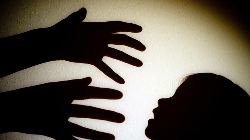 Wegen mehrfachen sexuellen Missbrauchs von Kindern musste sich ein 22-J&auml;hriger verantworten.