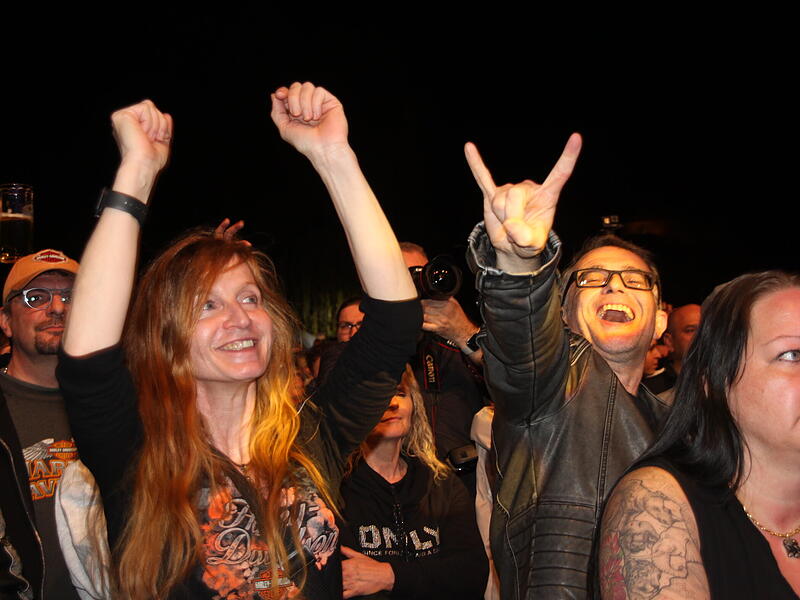 Die deutsche Hardrocklegende Bonfire begeisterte bei der Motorradsternfahrt 2023 Tausende von Fans.