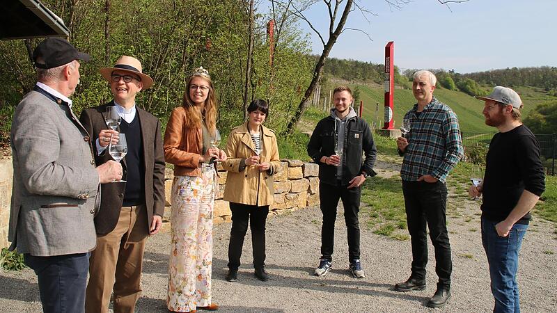 Genuss vor Ort: (von links) Präsident Steinmann, Bischof Jung, Weinkönigin Brockmann, Sophia Papadopoulos, Bastian Baldauf, Rainer Keller und Lorenz Neder.
