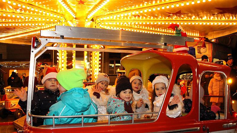 Leuchtende Kinderaugen im Karussell bei der Eröffnung des Christkindlmarktes in Höchstadt. Leuchtende Kinderaugen im Karussell bei der Eröffnung des Christkindlmarktes in Höchstadt.