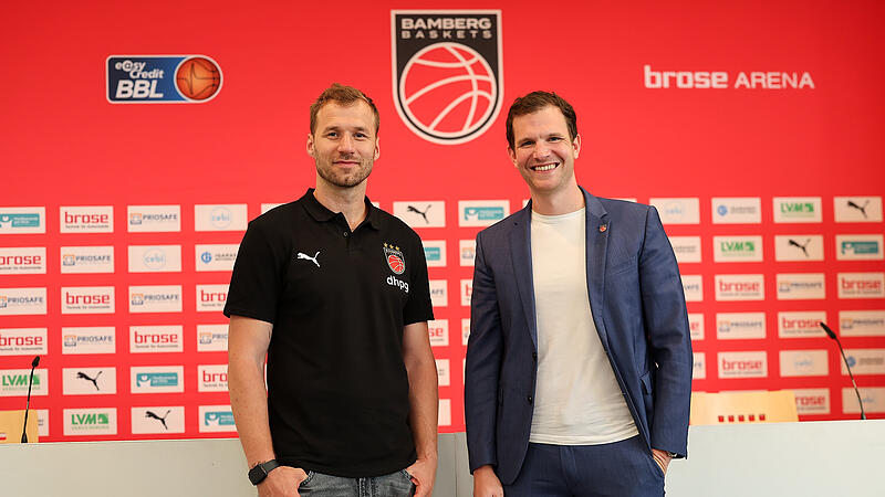 Wurde am Freitagnachmittag offiziell als neuer Baskets-Trainer vorgestellt: Anton Gavel (links) mit Philipp H&ouml;hne.