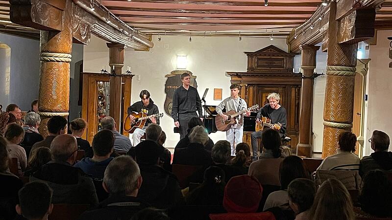 Die Band 'take off' im voll besetzten Rathaus - Alexander Wenzel, Felix Grieb, Clemens Will und R&uuml;diger L&ouml;ser.