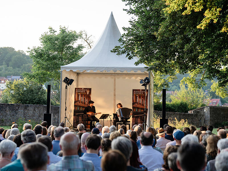 Open air-Konzerte beim Kissinger Sommer wie hier in Aschach sind kostenintensiv.