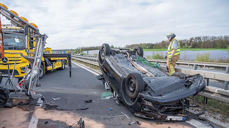 Schwerer Unfall auf der A73: Der Fahrer dieses verunglückten Autos wurde aber offenbar nur leicht verletzt.