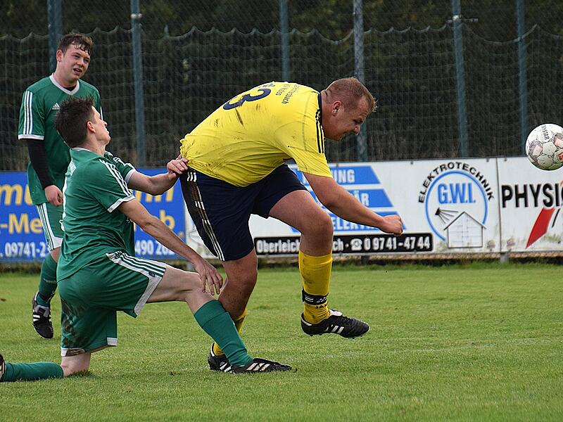 Nicht nur in dieser Szene setzt sich Lorenz Fröhlich (in Gelb) von der SG Oberleichtersbach II/Modlos/Detter-Weißenbach vehement durch im Spiel gegen die SG Waldberg/Stangenroth II beim deutlichen 7:1-Sieg der Heimelf.