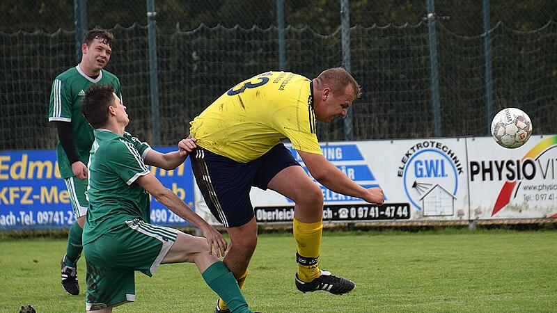 Nicht nur in dieser Szene setzt sich Lorenz Fröhlich (in Gelb) von der SG Oberleichtersbach II/Modlos/Detter-Weißenbach vehement durch im Spiel gegen die SG Waldberg/Stangenroth II beim deutlichen 7:1-Sieg der Heimelf.