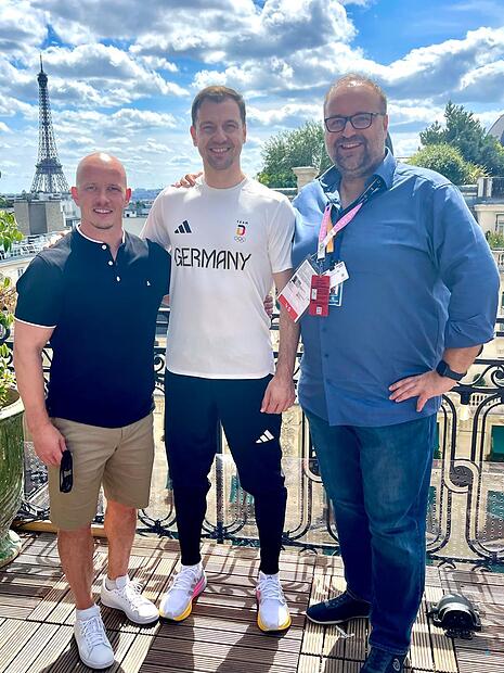 Jochen Gundel (rechts) mit Tischtennis-Legende Timo Boll (mitte) und seinem Experten Fabian Hamb&uuml;chen (links).