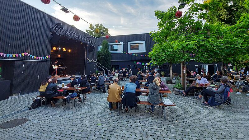 Biergarten E-Werk Der Biergarten des E-Werks. Das Kulturzentrum in Erlangen lockt mit seinen vielfältigen Veranstaltungen viele Besucher in die Stadt,